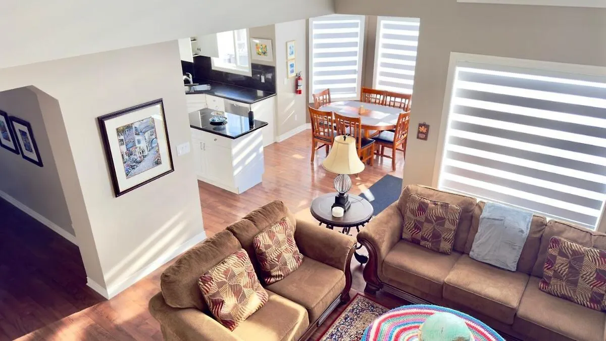 The Ridge Escape Villa YYC Kanada